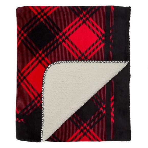 VS and PINK have the best winter gift with purchase when  NEW Victoria\'s Secret Cozy Blanket